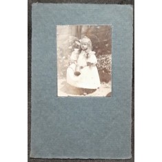 Fotografie pe carton, fetita in gradina, inceput de secol XX
