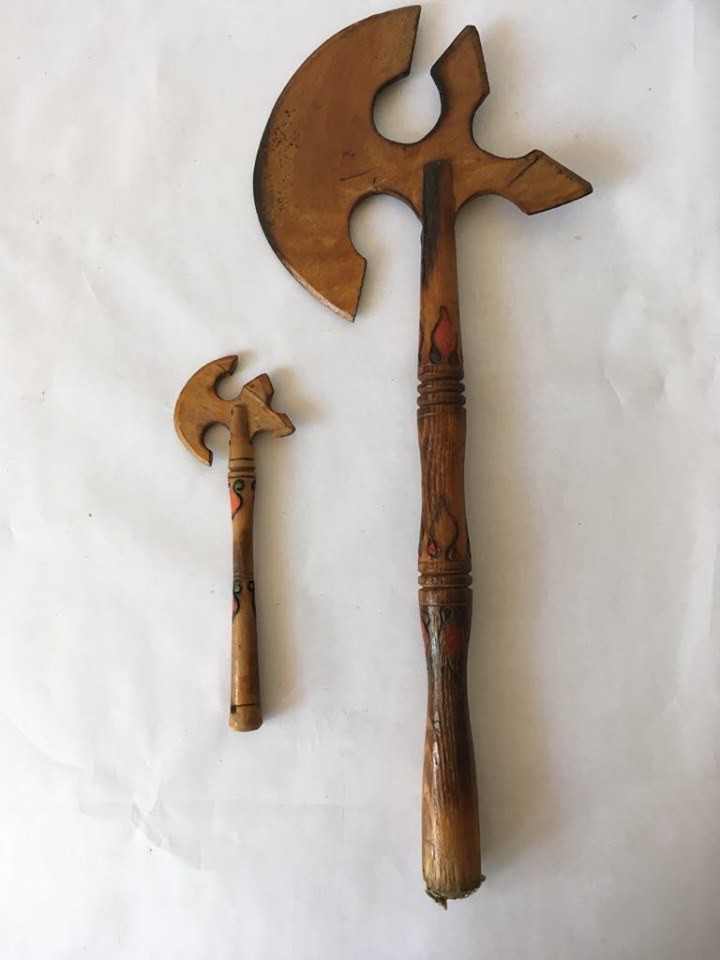2 obiecte de artizanat lemn din anii '80, satar/ topor/toporisca mare si  mic | arhiva Okazii.ro
