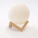 Lampa de veghe Luna 3D Moon Light - Lumina Multicolora cu LED, 7 Nuante, Control Tactil al Culorii, Functioneaza cu Baterii, Suport de Plastic Inclus,