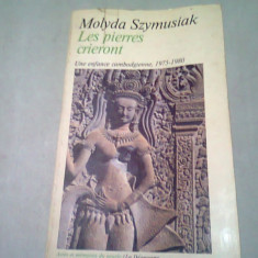 LES PIERRES CRIERONT. UNE ENFANT CAMBODGIENNE, 1975-1980 - MOLYDA SZYMUSIAK (CARTE IN LIMBA FRANCEZA)