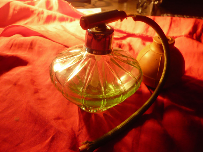 Sticluta veche pentru parfum , cu pulverizator , furtun defect , h=10cm