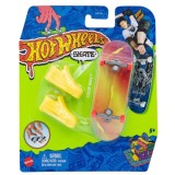 Set mini placa skateboard cu pantofi, Hot Wheels, Color Wave, HGT65