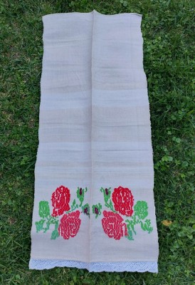 Prosop stergar vechi taranesc de canepa, brodat de mana model cu flori, 51cm latime x 115cm lungime foto