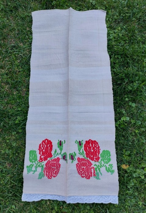 Prosop stergar vechi taranesc de canepa, brodat de mana model cu flori, 51cm latime x 115cm lungime