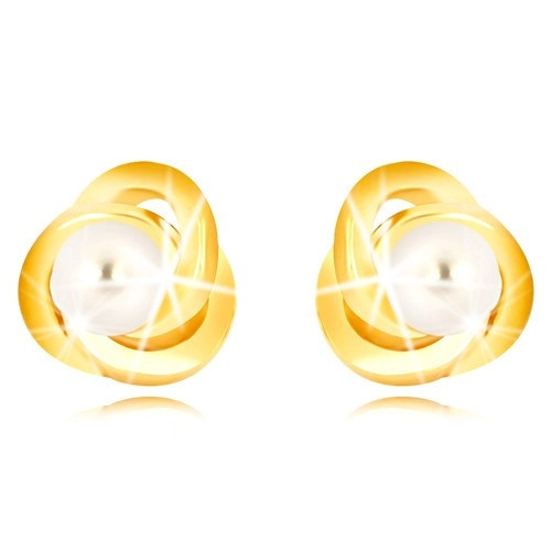 Cercei din aur galben 9K - trei inele &icirc;mpletite &icirc;ntre ele, perla de apă dulce de culoare albă, de 3 mm