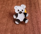 QW9 L 36 - Insigna - tematica copii - ursulet Panda