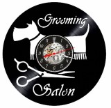 Ceas de perete decorativ realizat din disc de vinil, Model Salon de Toaletaj Canin cu Catel si Foarfece, Text Grooming Salon, Negru, 30 cm