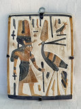Basorelief cu motive egiptene sculptat in caolin