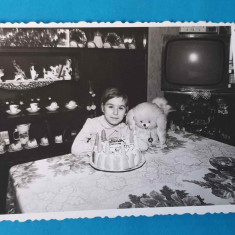 Copil sarbatorit zi de nastere - tort - jucarie - TV mobila fotografie anii 1970