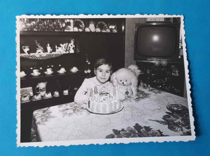 Copil sarbatorit zi de nastere - tort - jucarie - TV mobila fotografie anii 1970