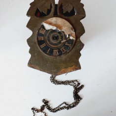 Ceas mecanic de perete vechi, din lemn, mic, Transilvania, nefunctional