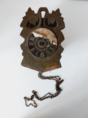 Ceas mecanic de perete vechi, din lemn, mic, Transilvania, nefunctional foto