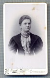 W31 FOTO CABINET -TANARA IN TINUTA DE EPOCA-FOTOGRAF EMIL HOPPE -HARTMANNSDORF