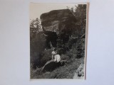 Fotografie dimensiune CP cu o femeie &icirc;n zonă st&acirc;ncoasă 2