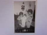 Fotografie dimensiune CP cu 2 femei și copil