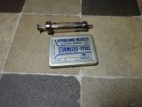 Seringa sticla si metal vintage