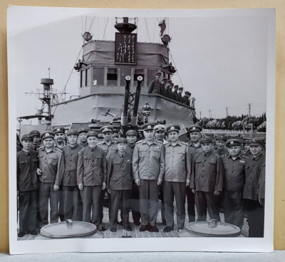 DELEGATIE MILITARA ROMANA , PE PUNTEA UNUI VAS DE LUPTA CHINEZ , POZA DE GRUP , ANII &amp;#039; 70 - 80 foto