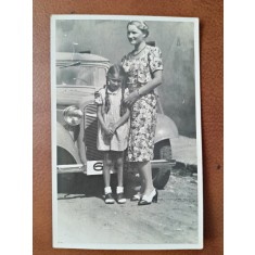 Fotografie tip carte postala, mama cu fiica, perioada interbelica