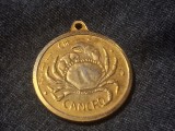 Pandantiv vintage metal auriu zodia rac denumit,,CANCRO,,in Italiana,pandantiv vintage folosit,fara marcaje sau stante