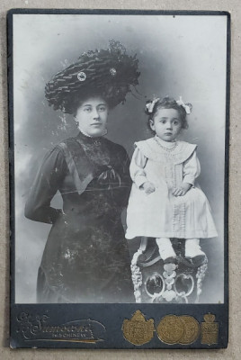 CHISINAU , FOTOGRAF Z. SUMOVSKI , MAMA CU FETITA POZAND IN STUDIO , FOTOGRAFIE CABINET , SFARSITUL SEC. XIX foto