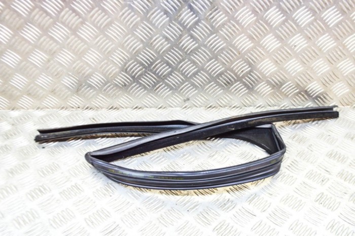 Garnitura de cauciuc ușă st&acirc;nga spate JAGUAR I-PACE X590 2019 OEM: J9D3-25767-A 13933880