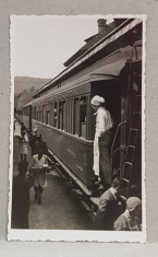 GARA SINAIA , TREN STATIONAND SI VANZATORI AMBULANTI PE PERON , FOTOGRAFIE TIP CARTE POSTALA , STUDIO KLEIN , BRAILA , MONOCROMA, NECIRCULATA , DATAT foto