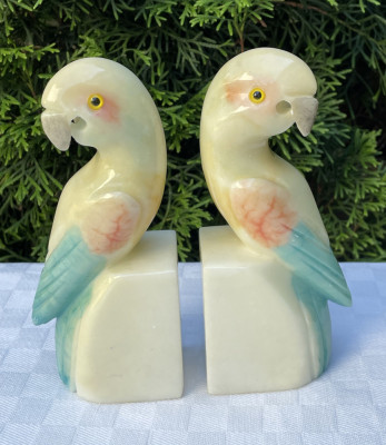 Suport de carti infatisand doi papagali din alabastru foto