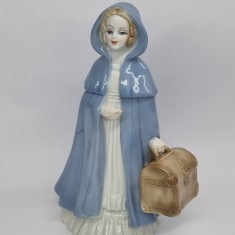 Fetita cu cufar - Bibelou (RAR) portelan romanesc Alba Iulia, vechi, vintage