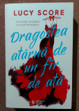Dragostea atarna de un fir de ata. Editura Midnight Books, 2024 - Lucy Score, Alta editura