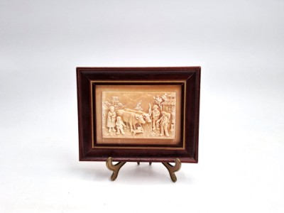 placa sculptata in Alabastru rama lemn scena rurala 3D relief foto
