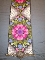 Decor tapiserie de usa de perete brodata veche bell pull Suedia realizat manual broderie flori florala roz albastru pe suport de alama