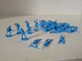 Lot 37 miniaturi soldăței din plastic albastru, figurine retro nemarcate, 3cm