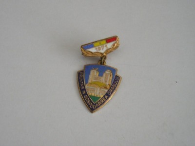 QW9 L 7 - Insigna - tematica comunism - Fruntas in gospodarirea orasului an 1971 foto