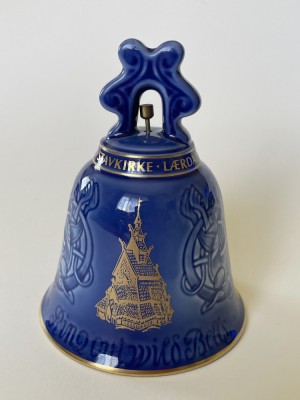 Clopot de Crăciun din portelan danez Bing &amp;amp; Grondahl, 1979 - Biserica medievală din doage, Burgund, Norvegia foto