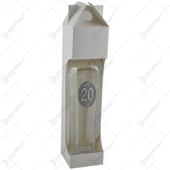 Sticla inalta. eleganta. in forma de hexagon cu gatul ingust si dop. cu decor embosat &ndash; 20