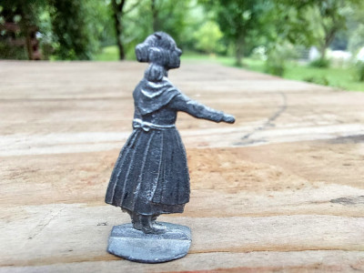 ** Figurina miniatura metal (Al) femeie in costum popular, cu cos, 2.5cm foto