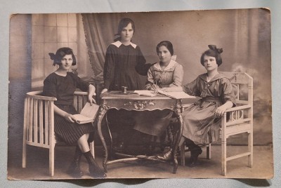 Poza - fotografie tip carte postala - grup de trei fete - eleve ( Virgina, Mia, si Florica) clasa a 2a de liceu - fotografie veche, datata, anul 1921 foto