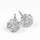 Cercei rotunzi cu cristale transparente si inchidere cu tortita