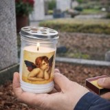 Lumanare decorativa alba cu ingeras, &Oslash;6.5x9.8cm, 30 ore ardere, CMCLASS