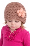 Caciulita maro crosetata cu floricica aplicata (Marime Disponibila: 6-9 luni
