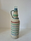 Sticlă vintage rom&acirc;nească &icirc;mbrăcată artizanal &icirc;n s&acirc;rmă colorată, anii '70-'80, 1L