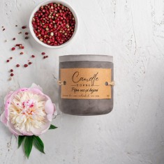Lumanare parfumata handmade din ceara naturala de soia 100%, aroma de Piper roz si bujori, Recipient ceramic, 150 g