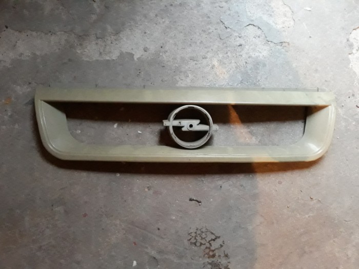 Grila mască fata Opel Vectra A