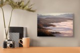 Tablou Canvas, "Văi &icirc;nvăluite &icirc;n nori albi", Păduri, Ceață, Munți, V&acirc;rfuri, &Icirc;mbrățișare, Lumină, Peisaj, Răsărit, Culmi, Armonie, 39 x 26 cm, CMCLASS