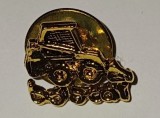 CY - Insigna (reclama) pin din alama "BOBCAT" dupa 1990 / incarcator frontal / Stare! 15 mm x 12 mm 1,50 g / RARA