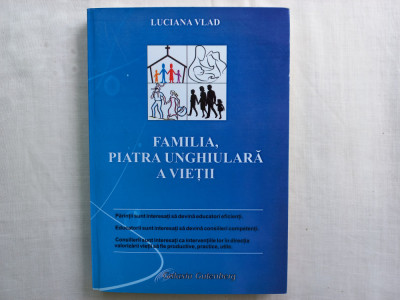 FAMILIA, PIATRA UNGHIULARA A VIETII- LUCIANA VLAD, 2011 foto