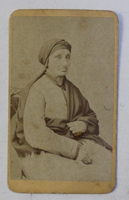 PORTRET DE FEMEIE CU NAFRAMA , FOTOGRAFIE FORMAT CARTE DE VIZITA , ATELIER DIN FRANZENSBAD ( CEHIA ) , SFARSITUL SEC. XIX foto
