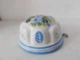 Vas ceramic vintage, ABC Bassano Italy, forma de prajitura guguluf chec, decorata cu floare albastre / decor bucatarie terasa restaurant cofetarie