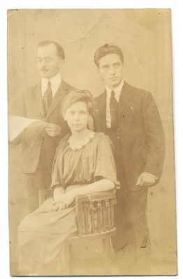 AD 1577 C.P.VECHE- FAMILIE IN TINUTA DE EPOCA -15 AUGUST 1925 foto