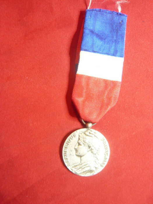Medalie oficiala Franta Ministere d&#039;Affaires Sociales cu panglica , d= 3,6cm